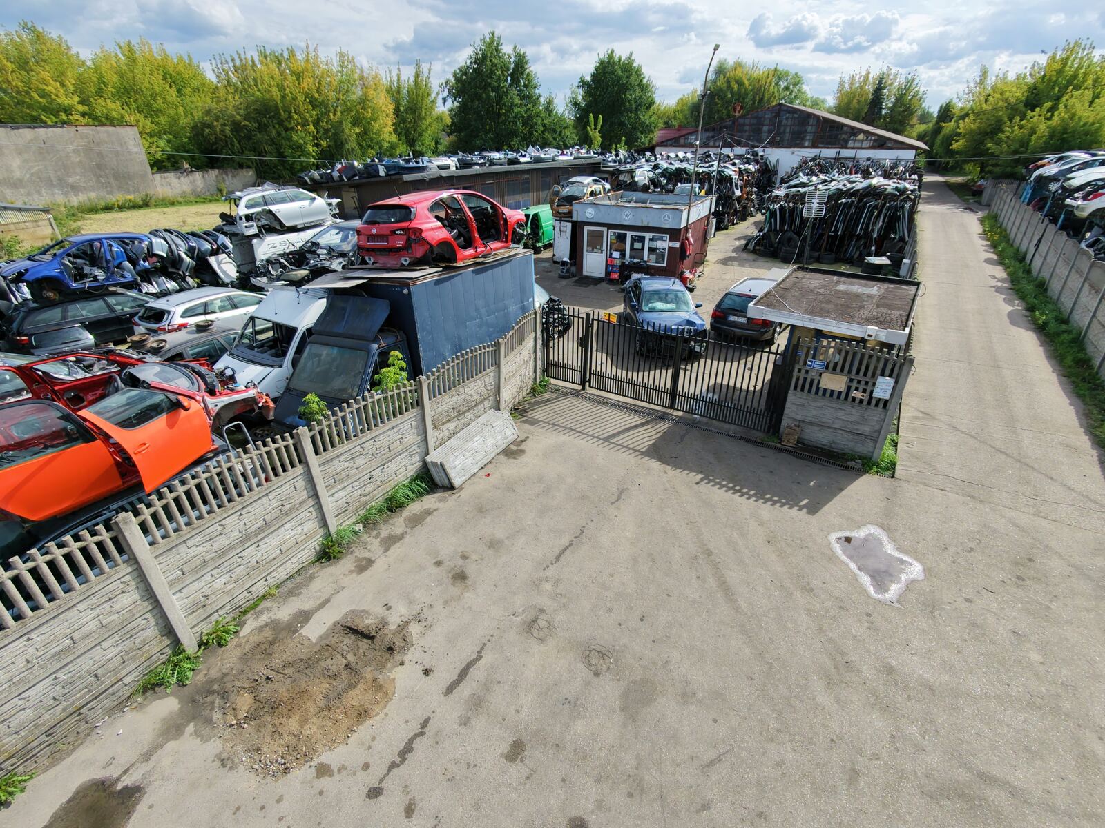 Teren skupu samochodów Auto-Części Jarosław Szewczyk w Zduńskiej Woli